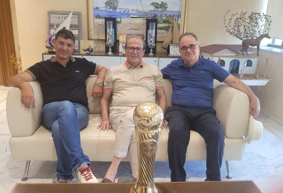 أهدياه الكأس ..محمد الطرابلسي وحسان شعبان   يزوران المنصف خماخم