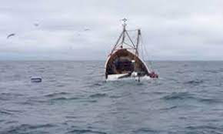 البحث متواصل عن آخرين .. غرق مركب  بحارة في سواحل المحرس وإنتشال ثلاث جثث 