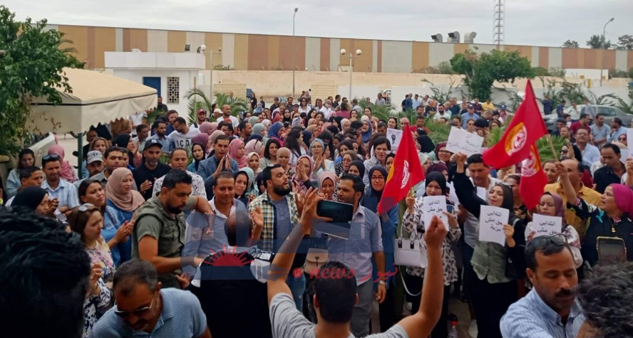  القيروان..المعلمون النواب يحتجون امام مندوبية التربية