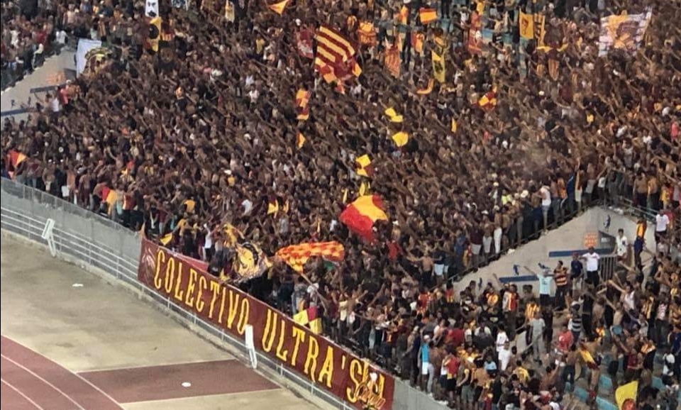 جماهير "الفيراج" تتسبب في إيقاف الاجتماع الأمني لمباراة الترجي والسي آس آس 