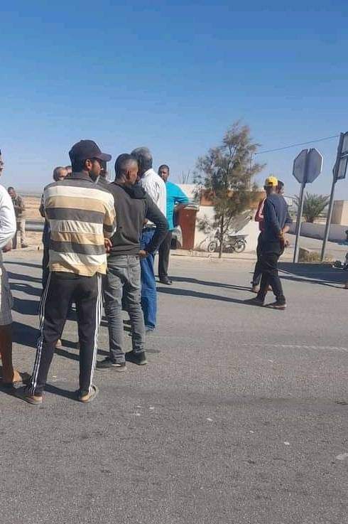 بعد غلق مبيت معهد المكناسي.. أولياء يغلقون الطريق ويطالبون بالحلول