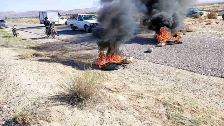 محتجون يغلقون مقر معتمدية منزل بوزيان والطريق الرابطة بين قفصة وصفاقس