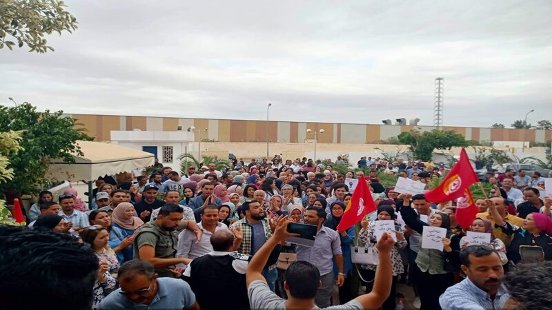 المندوب الجهوي للتربية بالقيروان لـ"الصباح نيوز": محتج من المعلمين النواب حاول إضرام النار في جسده 