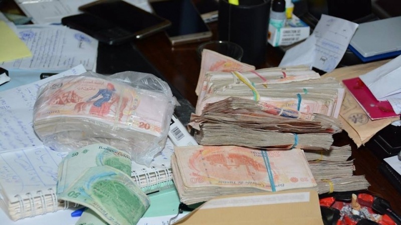 مليارات في "جيوب" مسؤولين بالبنوك والبريد.. والضحايا "حرفاء"!! 