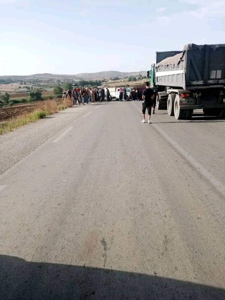 غزالة.. غابت الحافلات المدرسية فاغلقوا الطريق الوطنية 