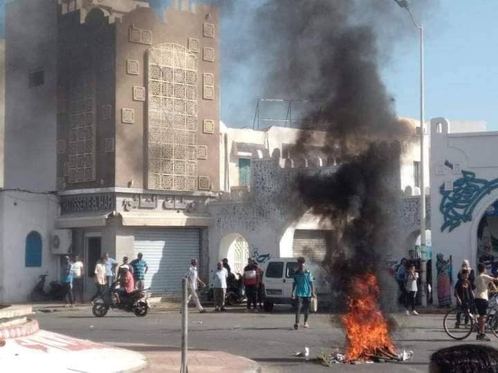 جرجيس على صفيح ساخن: اليوم اضراب عام ..واقالة الوالي والمعتمد على رأس المطالب