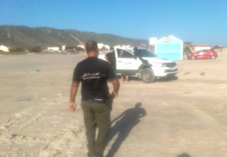 عون حرس ينقذ رجلا مسنا من الموت غرقا بشاطئ سيدي علي المكي