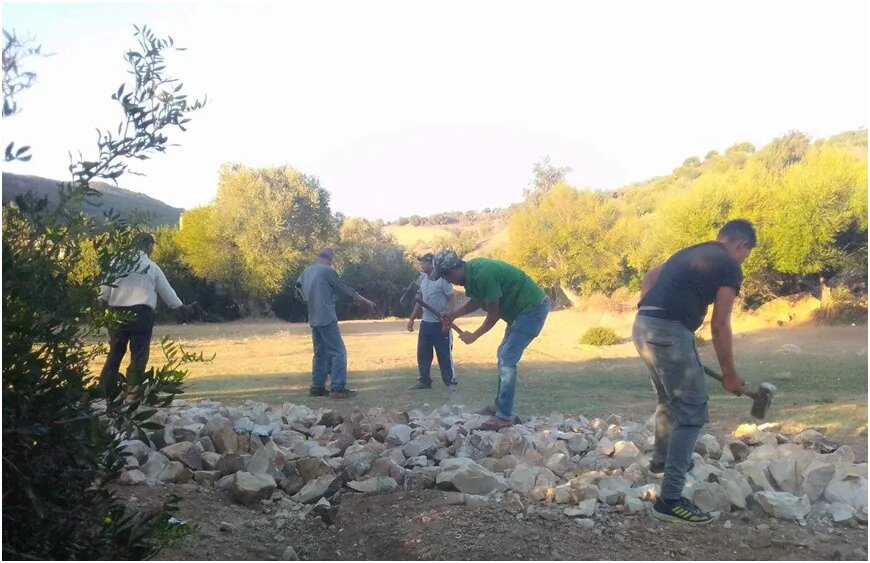 في ظل غياب  تدخل بلدية بني مطير ..أهالي الحوامد يتدخلون لصيانة مسلك فلاحي