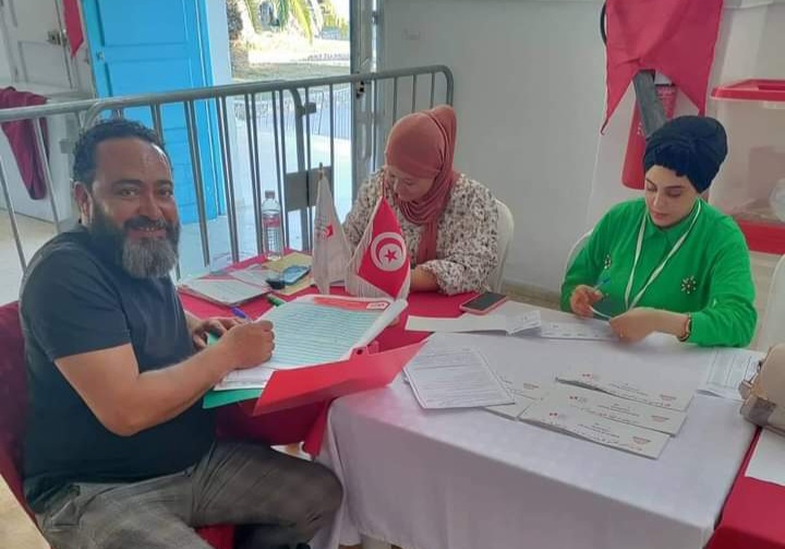  الممثّل عاطف بن حسين يُقدّم ترشّحه للإنتخابات التّشريعية