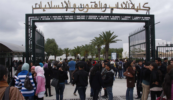 وقفة مساندة بكلية الآداب بمنوبة للحراك الاجتماعي ودعوة للإفراج عن الموقوفين وإيقاف محاكمات الشباب