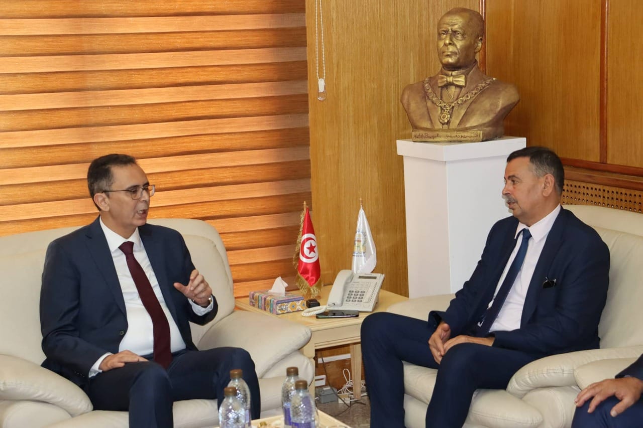 وزير أملاك الدّولة يسلّم دفعة من قرارات تخصيص عقارات وعقود كراء بالمنستير 