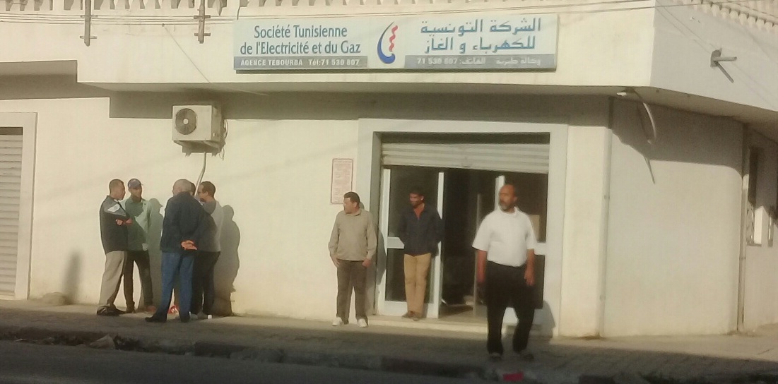 طبربة .. بسبب الاعتداء على زملائهم ، أعوان الستاغ يحتجون 