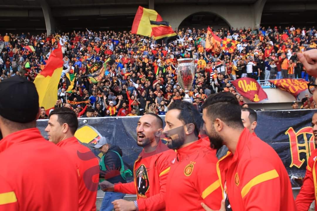 جماهير الترجي تتغنى بعمر العبيدي 