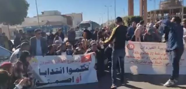 القيروان..المعلمون المحتجون يغلقون مقر المندوبية