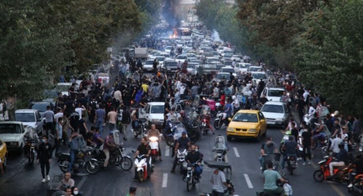  إيران.. الجيش يُهدّد بطرد بعض المحتجين بطلب من خامنئي