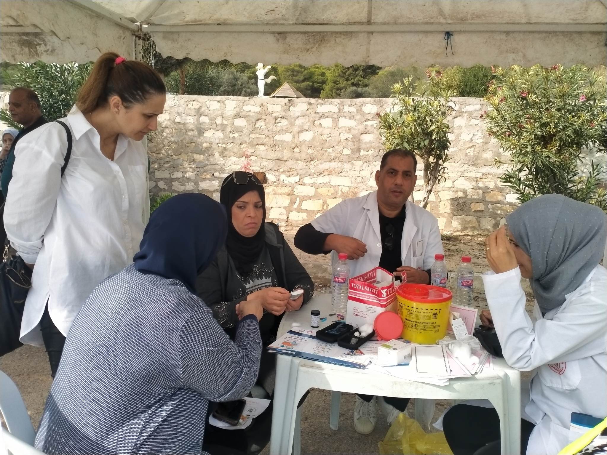 تزامنا مع الإحتفال بعيد الشجرة..  حملة تقصي لمرض السكري وضغط الدم  بمنتزه النحلي