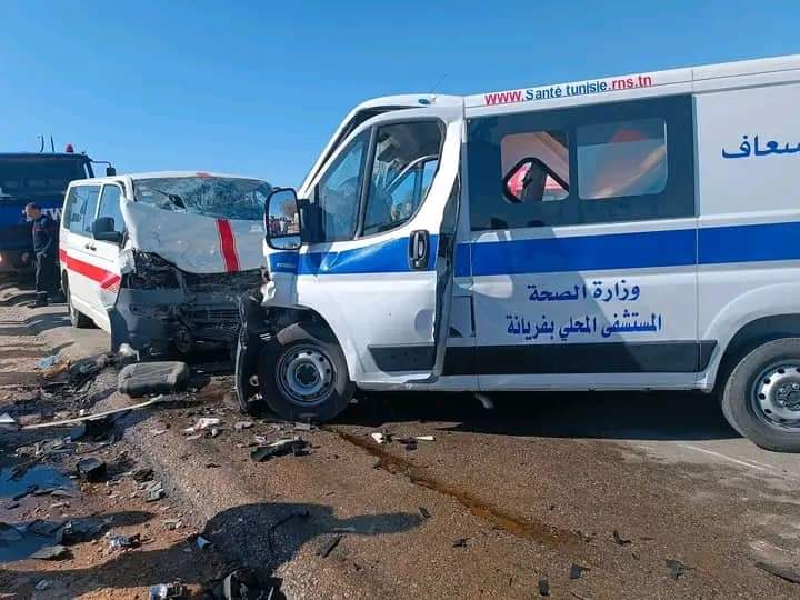 سبيطلة.. 3 وفيات واصابات عديدة في اصطدام سيارة اسعاف بـ "لواج" 
