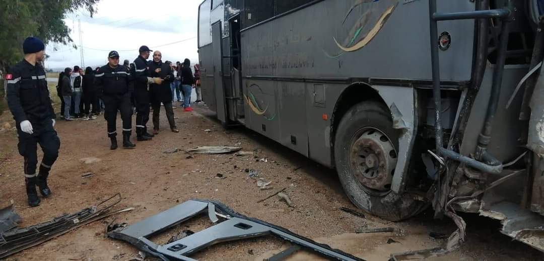 إصابة 3 ركاب في اصطدام بين حافلة نقل مدرسي وسيارة نقلي ريفي بجندوبة  