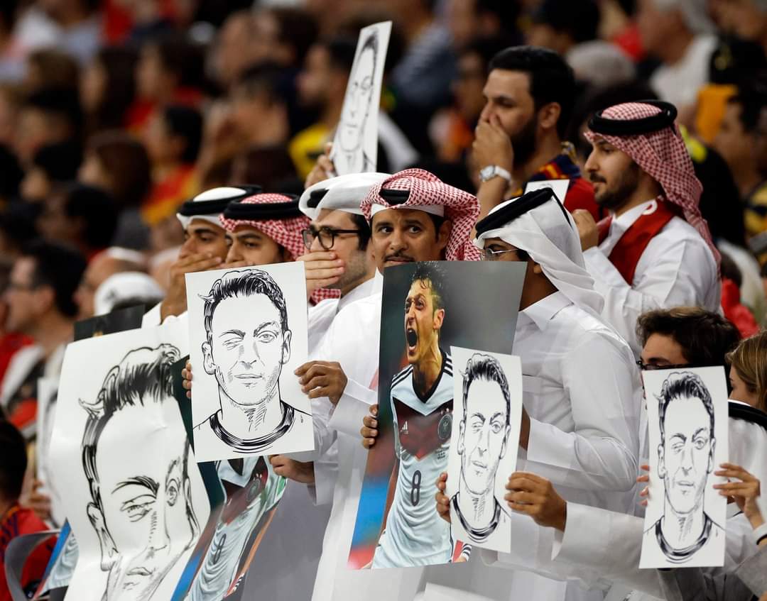 الجماهير القطرية ترفع صور مسعود أوزيل للرد على الألمان