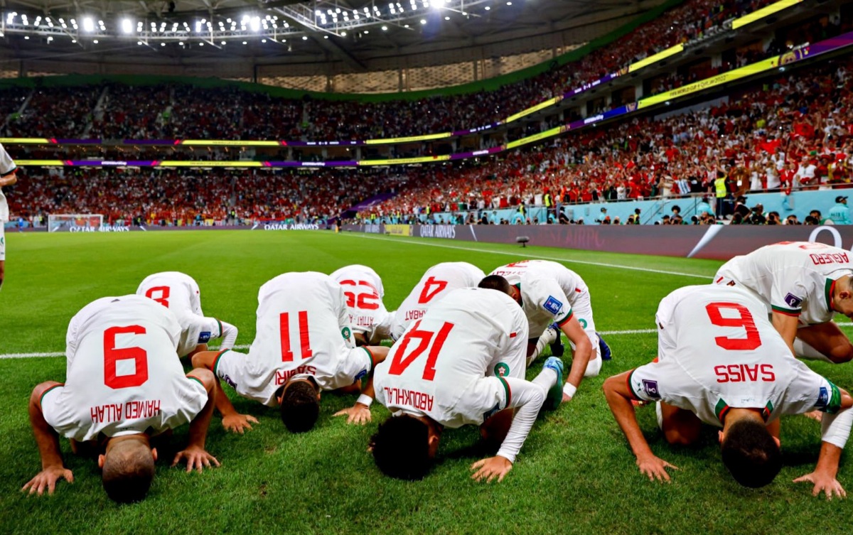 سجدة لاعبي المنتخب المغربي تتصدر منصات التواصل الاجتماعي