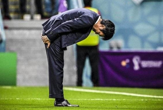    صورة من المونديال: مدرب اليابان يعتذر من الجماهير بعد توديع منتخبه كأس العالم