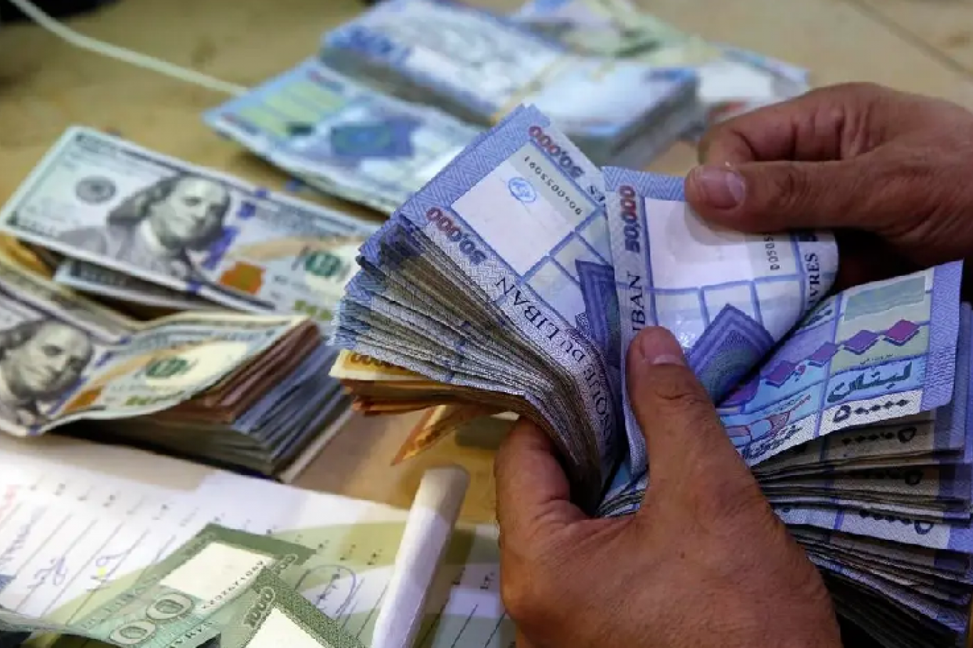 بعد الرفض.. لبنان يعلِّق الضرائب على "الرواتب بالدولار"..!