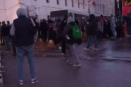  الخط 42 ب.. اهالي الزويتينة و البطان يغلقون الطريق