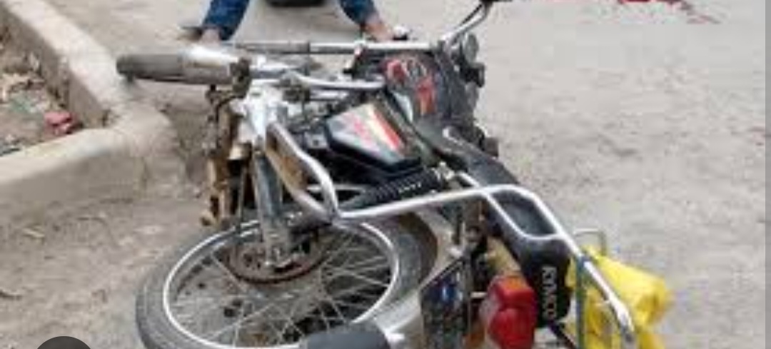  ركبت خلف والدها ..اصابات خطيرة لفتاة الـ 8 سنوات بعد سقوطها من دراجة نارية   