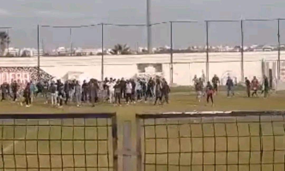 جماهير النادي الافريقي توقف تمارين فريق الاكابر 