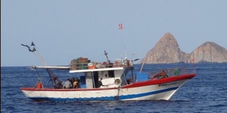 على متنهما 30 شخصا..قرصنة مركبي صيد بجزيرة قرقنة من طرف الحرس البحري الليبي