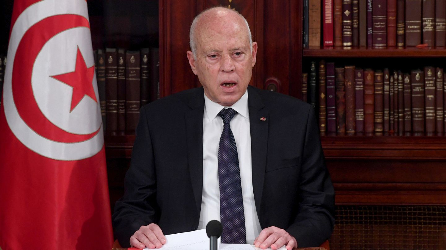 الدعوات إلى تنظيم انتخابات رئاسية مبكرة تتالى.. هل هزتّ نتائج التشريعية "مشروعية" سعيد؟