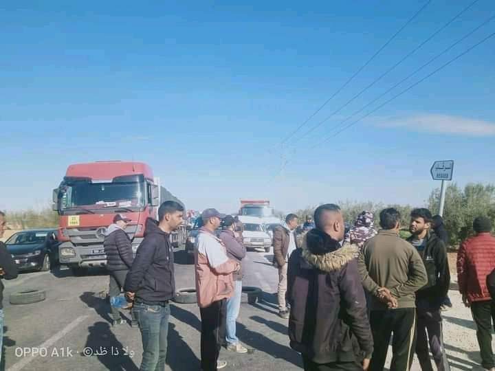 الرقاب..منتجو الطماطم يواصلون احتجاجاتهم لليوم الثاني على التوالي