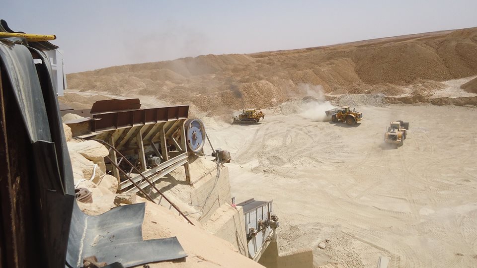 توقف أنشطة 3 مصانع بسبب الضريبة الجديدة على تصدير الرمال في قانون المالية وتونس قد تُقصى من الأسواق الخارجية