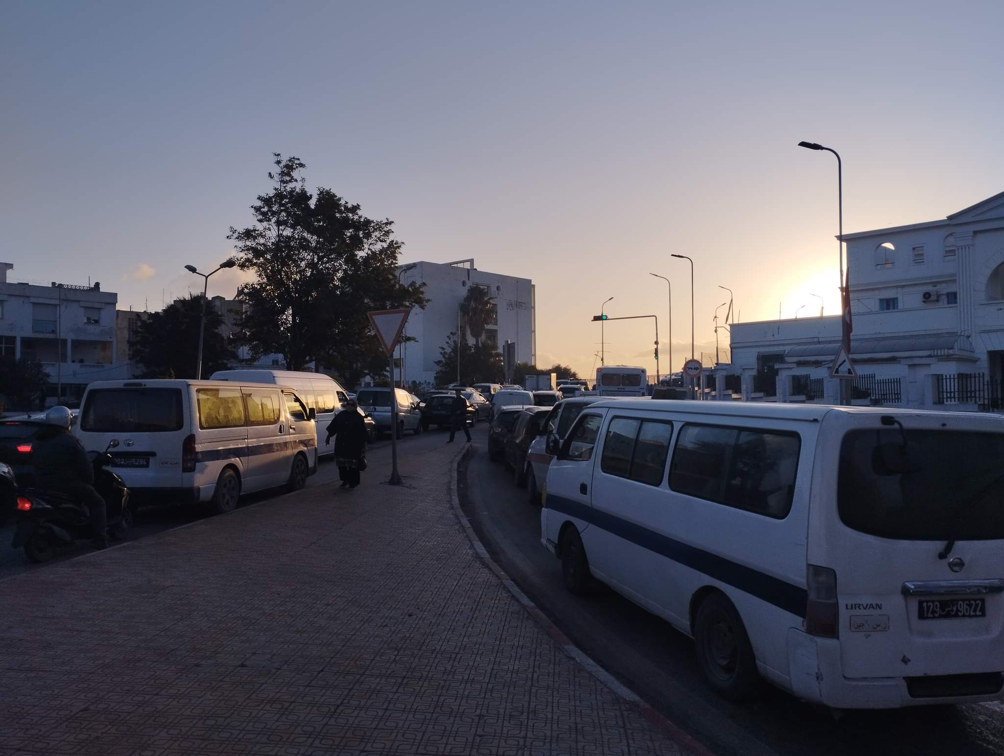 بسبب عطب بحافلة فوق قنطرة بنزرت.. شلل كلي لحركة المرور لمدة 4 ساعات 