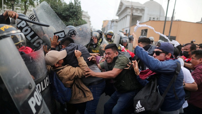 البيرو.. مقتل 12 على الأقل في احتجاجات مناهضة للحكومة جنوب البلاد