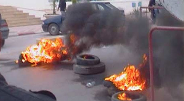 القيروان/ في "حي البورجي "،مجموعة من الشبان و الأطفال يشعلون عجلات مطاطية و يرشقون الحجارة و تعزيزات أمنية على عين المكان..
