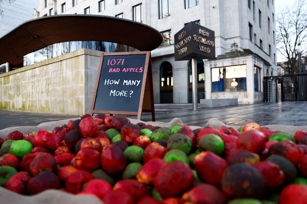 بريطانيا.. ألف "تفاحة فاسدة" أمام مقر شرطة لندن احتجاجا على العنف ضد المرأة