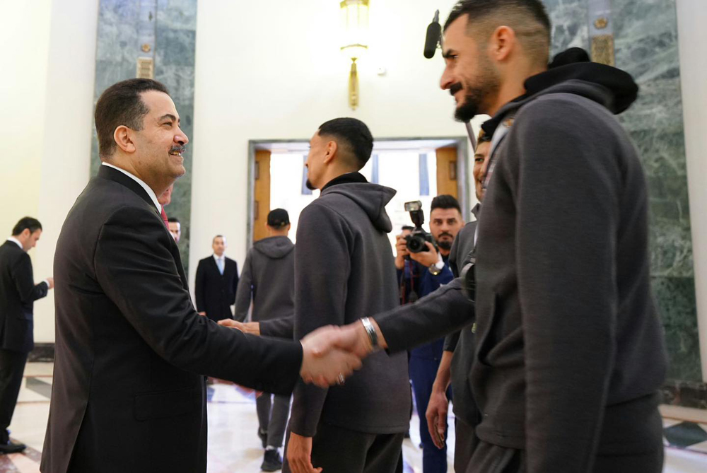 رئيس الحكومة العراقية يكرم منتخب بلاده الفائز بـ "خليجي 25"