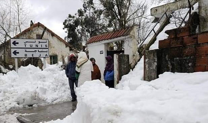   مناطق معزولة ومواد مفقودة ..  تراكم الثلوج يعمق معاناة متساكني الشمال الغربي