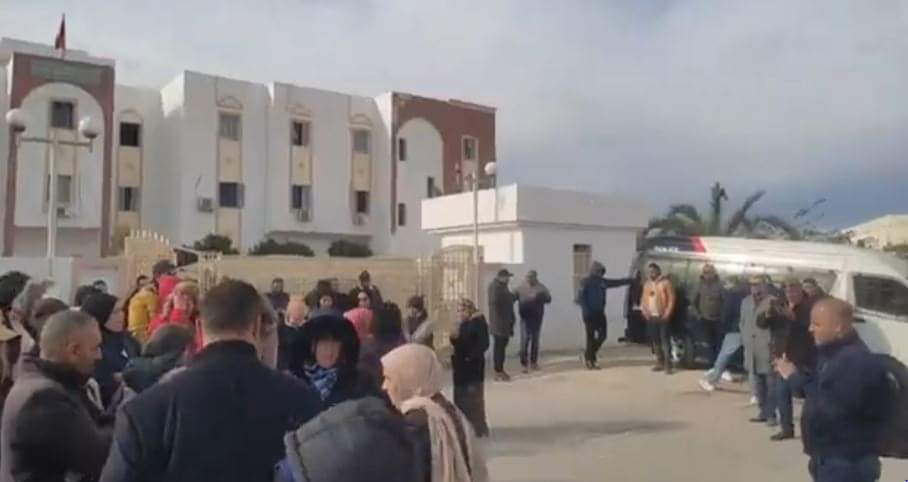 القيروان: الأساتذة النواب يحتجون والأمن يطوق مقر مندوبية التربية