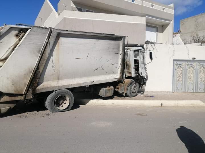 المنستير.. شاحنة تصطدم بجدار وتخلّف أضرارا المنستير.. شاحنة تصطدم بجدار وتخلّف أضرارا