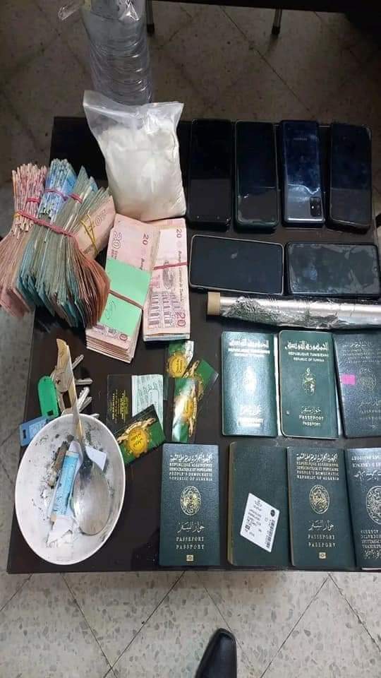 من بينهم تونسية وأجانب/ تفكيك شبكة لتجارة "الكوكايين " بسوسة.. وحجز كمية من المخدرات وأموال وجوازات سفر 