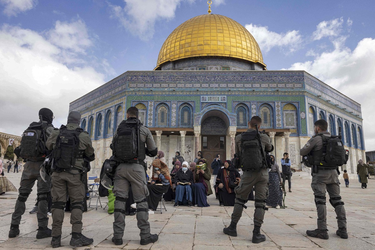 القدس المحتلة.. قوات الاحتلال تعتقل 42 شخصاً من بينهم أفراد من عائلة منفذ الهجوم الفلسطيني