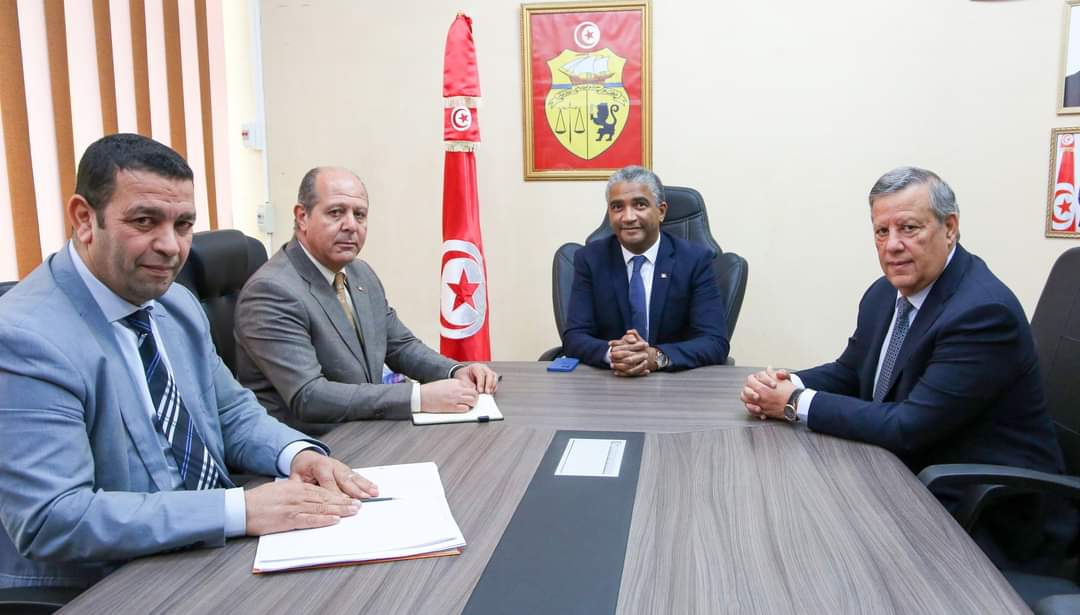 كراسي "الفيراج" محور لقاء وزير الرياضة بحمدي المدب 