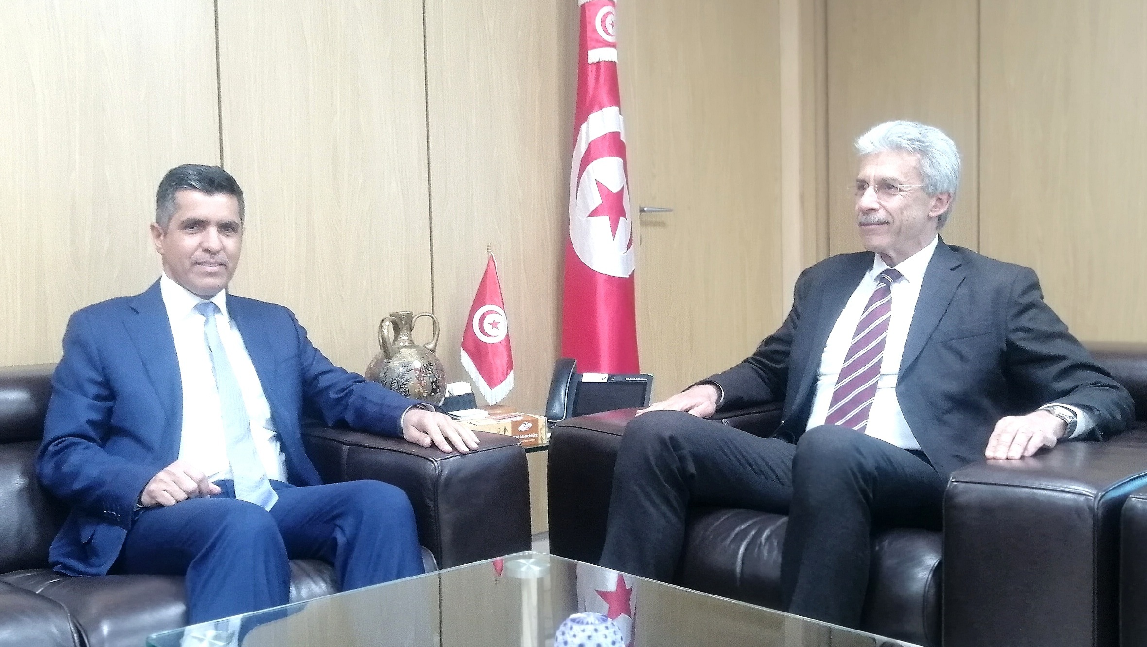 وزير الاقتصاد  وسفير سلطنة عمان يتباحثان الفرص المتاحة لتعزيز التعاون الثنائي