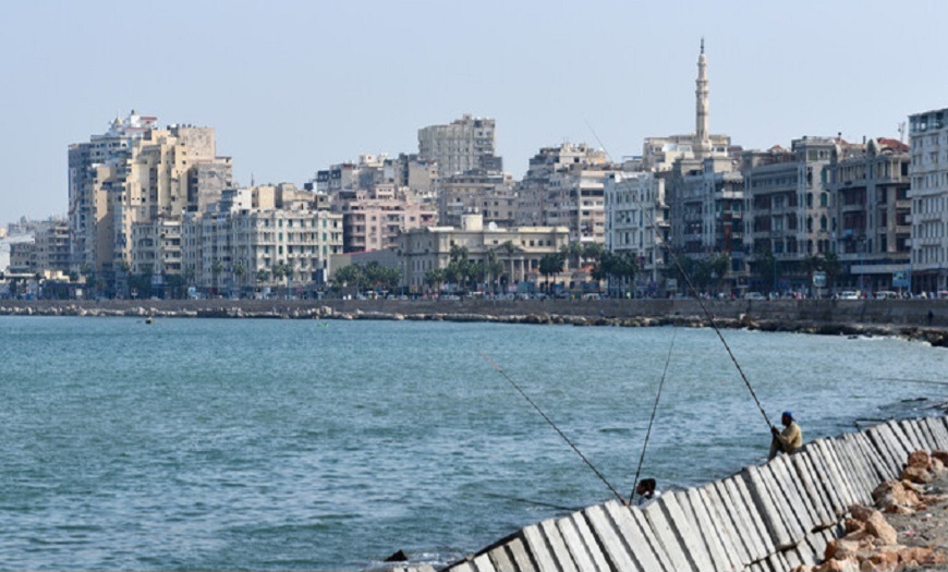 مصر.. قلق في الإسكندرية بعد تغير لون مياه البحر