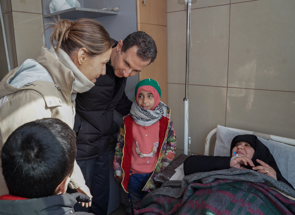 بشار الأسد يزور المناطق المتضررة جراء الزلزال في حلب