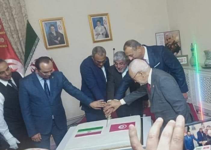   على هامش الاحتفال بذكرى الثورة الإيرانية .. واقعة "الكعكة" تحرج السلطة والمعارضة !