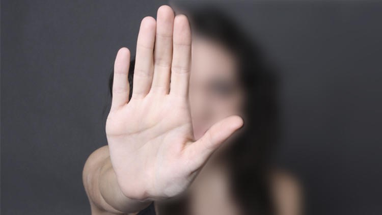   قوانين "قاصرة" لم تحد منه رغم كثرتها .. العنف ضد المرأة يتمدد في مجتمعنا.. ومراكز الإيواء لن توقف النزيف