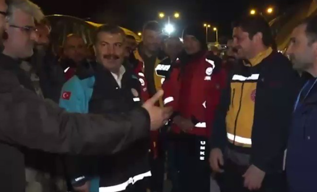 انفجار مدفأة في وجه وزير الصحة التركي خلال حديثه مع العاملين الصحيين في هاتاي
